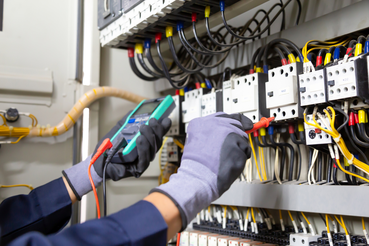 Prévenir les risques électriques pour votre organisation : une vérification de votre installation électrique fait partie des mesures proposées.